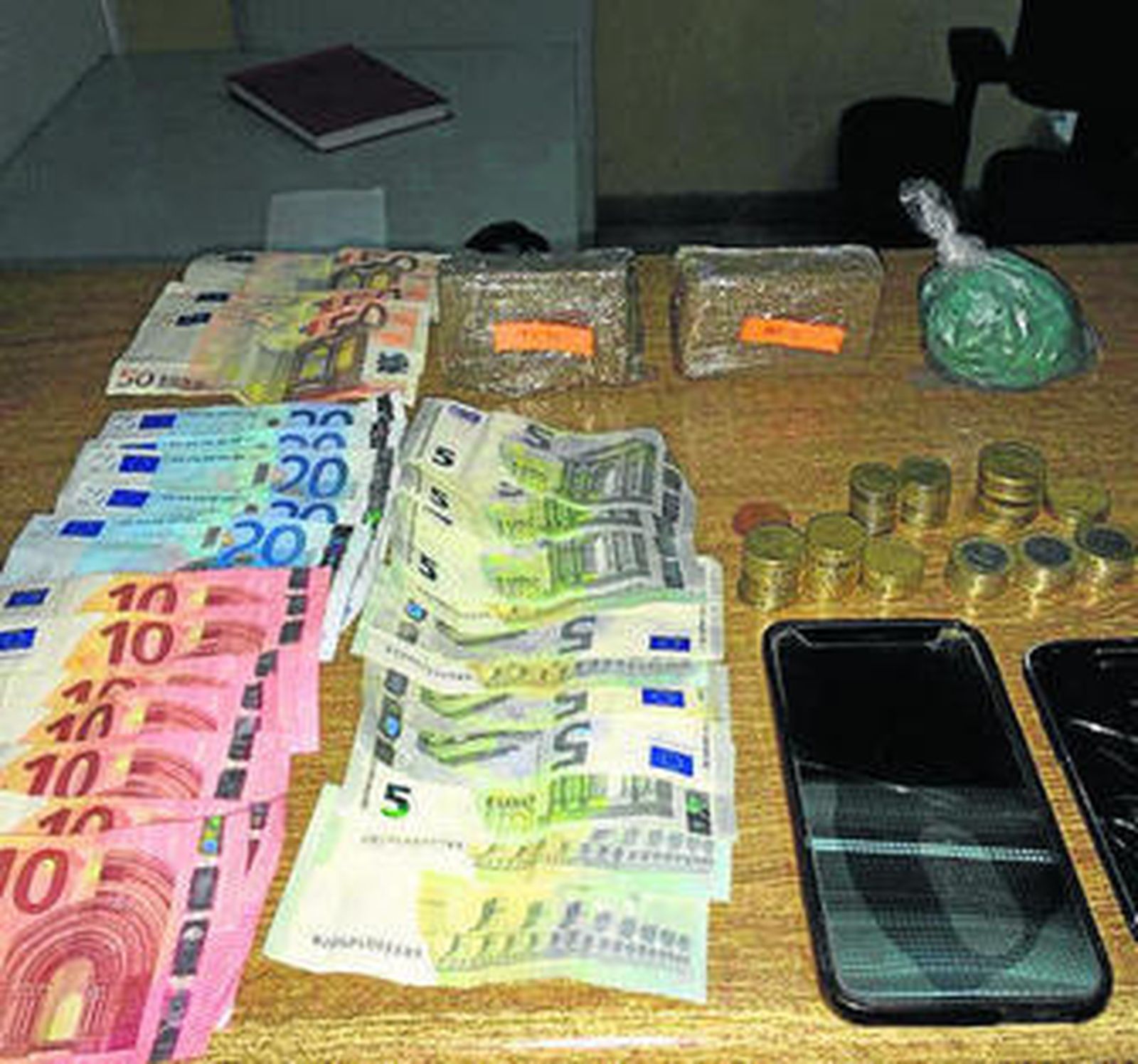 Dinero y drogas intervenidos.