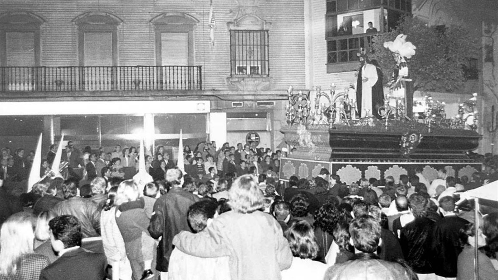 La Hermandad del Prendimiento por la Plaza de las Monjas en el año 1996