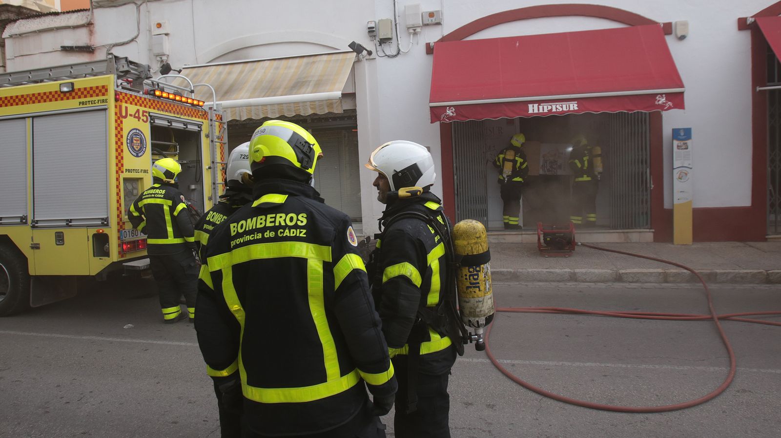 Alarma por el incendio en una ferretería en la calle Nuño de Cañas de Jerez
