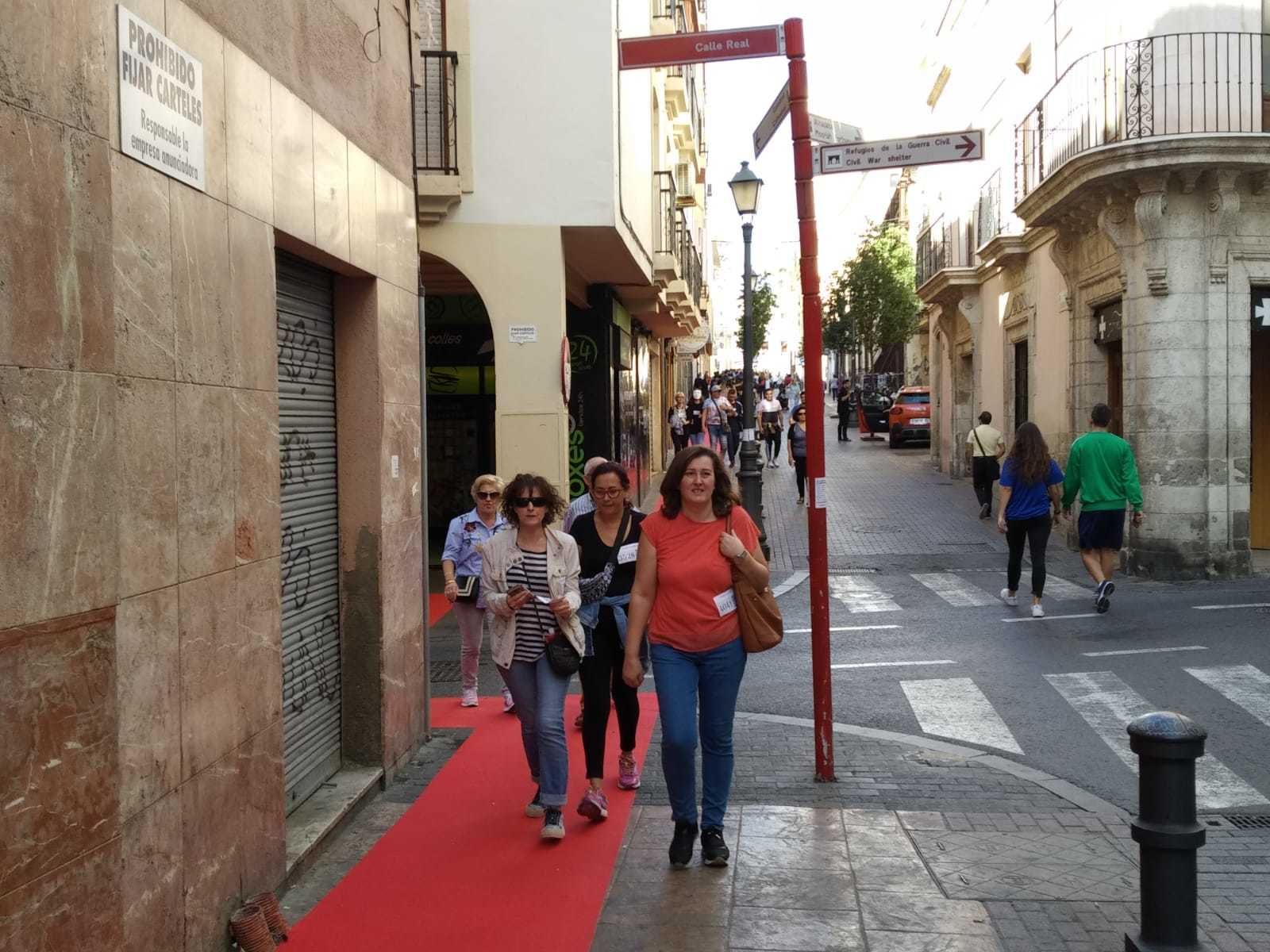 Miles de personas sobre la alfombra roja hacia el centro comercial Torrecárdenas