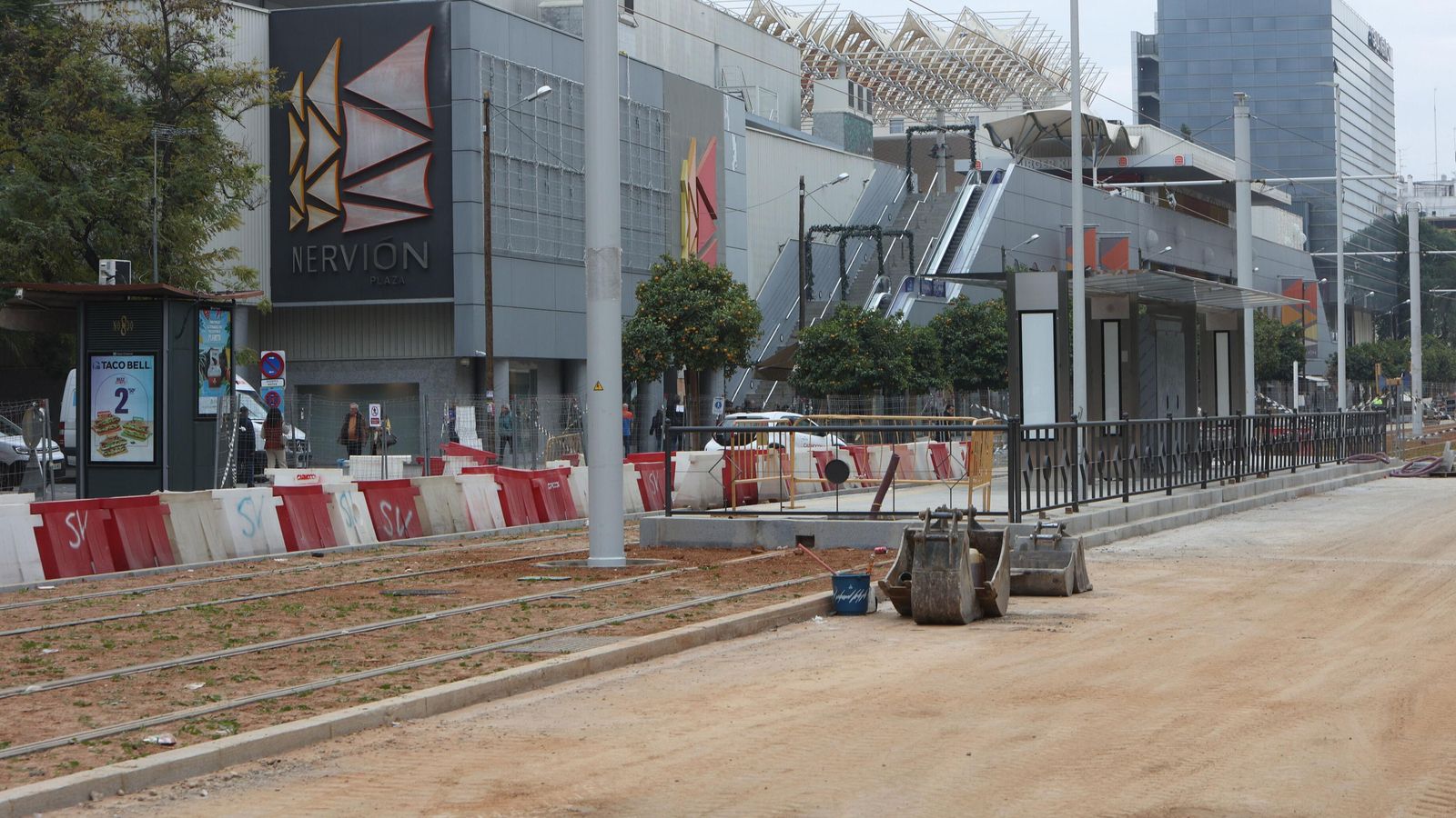 El centro comercial Nervión Plaza con la nueva parada del tranvía justo delante.