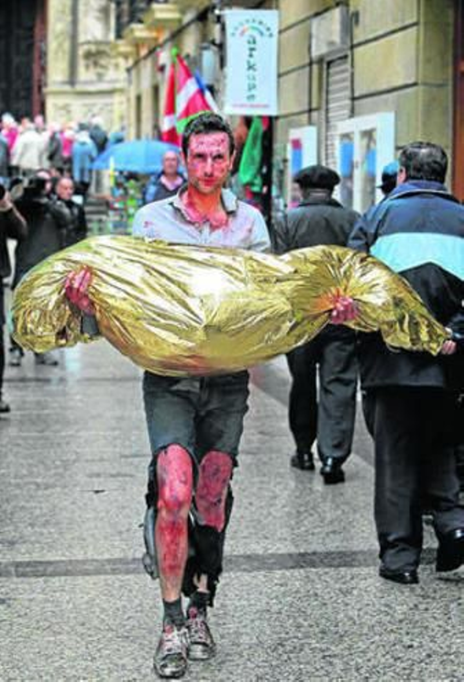 Omar Jerez se transforma en víctima de ETA en el centro de San Sebastián