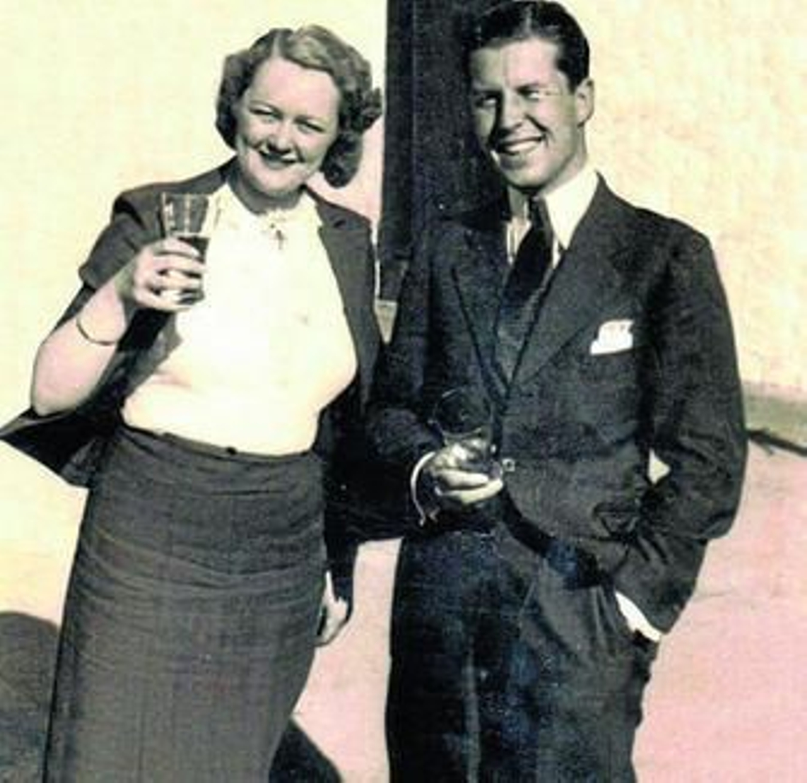 1.- Helen Girvin, en Oporto, junto a Manuel González Díez (se supone que en 1941) 2.- Los dos grabados de la visita de los duques de Montpensier a las bodegas Domecq (Archivo JOSÉ LUIS JIMÉNEZ). 3.- Una reproducción del grabado del capitán Thompson, en la que aparece Manuel María González Ángel venenciando en el centro.   4- La fotografía con la que Manuel María González Gordon trató, en 1935, de repetir la imagen dibujada por Thompson un siglo antes.