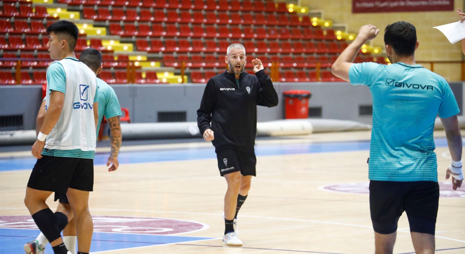 Miguelín conversa con Caio César en un entrenamiento del Córdoba Futsal en Vista Alegre.
