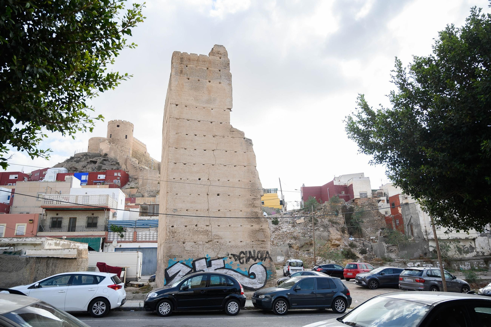 Torreones de la muralla medieval, situados en la Avenida del Mar.