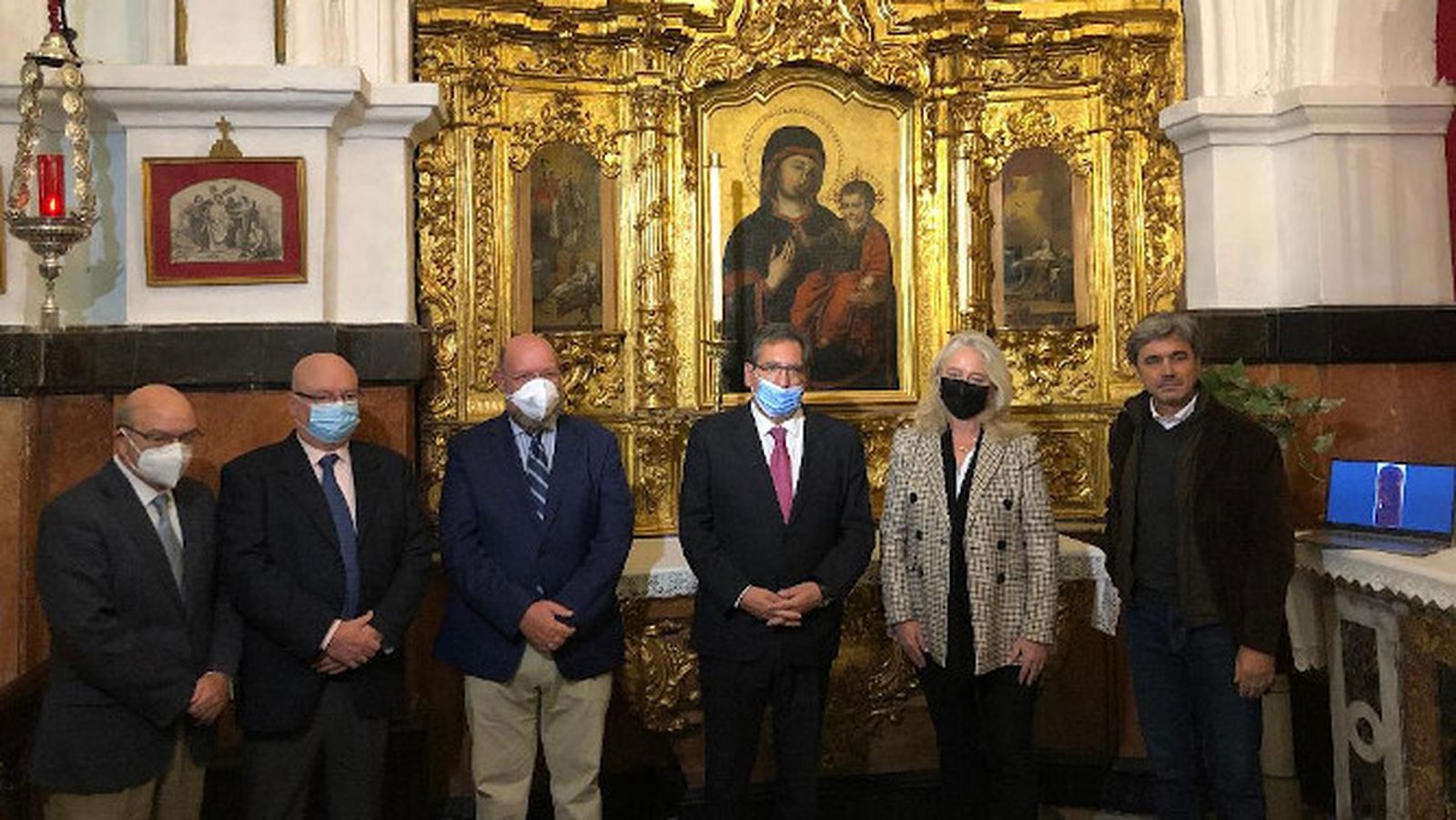 José Caravaca, Lorenzo Alonso de la Sierra, Juan Antonio García Aragón , Antonio Pulido, Mercedes Colombo y Fabián Pérez, durante el acto de inauguración del retablo Nuestra Señora del Pópulo, tras su restauración.