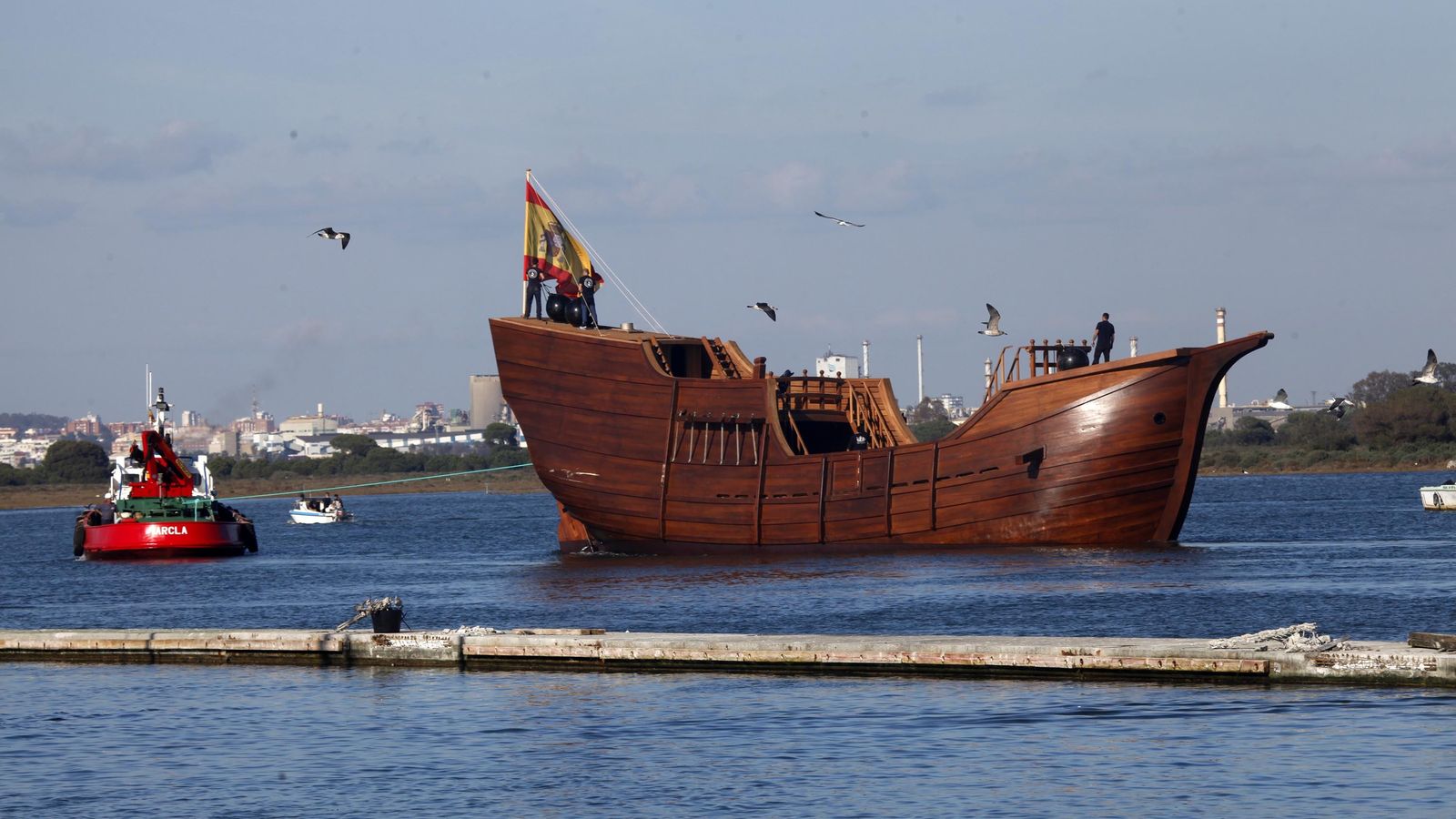 La nao 'victoria' en el agua.