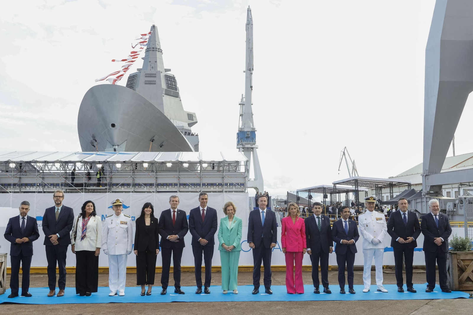 Las autoridades posan en la botadura de la fragata F-111 Bonifaz, en el astillero de Navantia Ferrol.