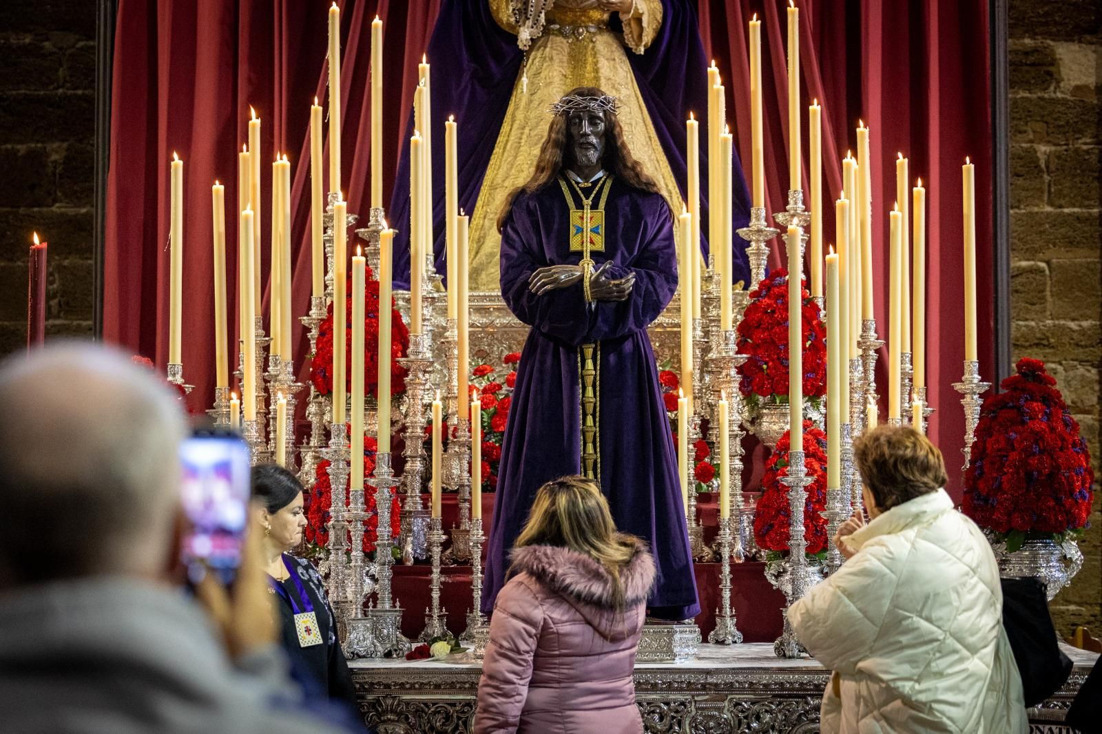 Las imágenes del tradicional besapies del Medinaceli de Cádiz