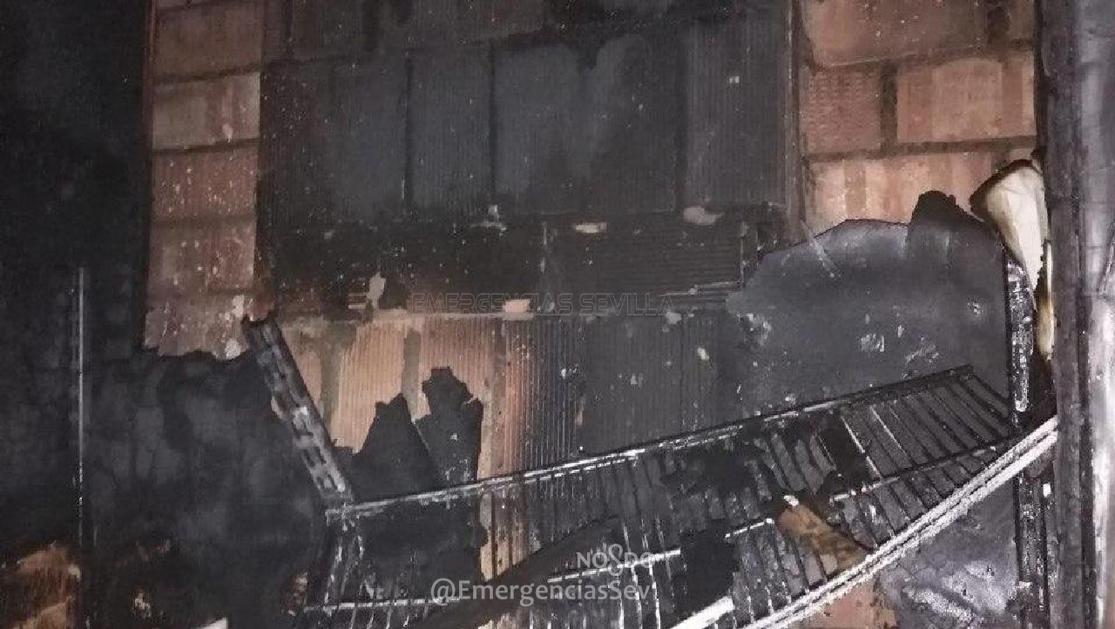 Estado en el que ha quedado el interior del despacho incendiado.