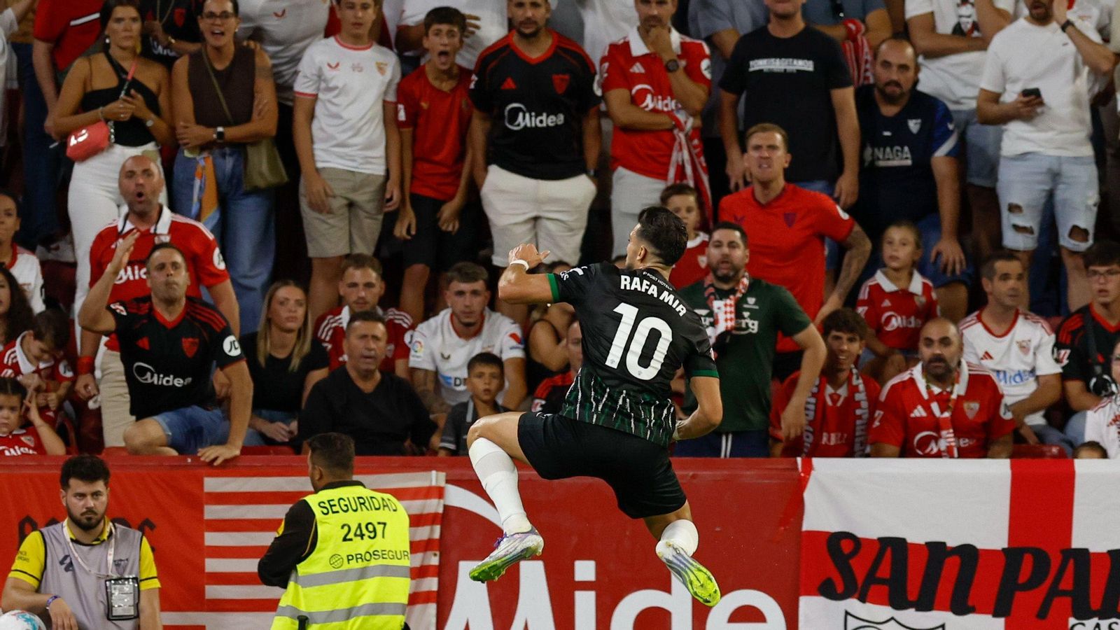 Rafa Mir celebra su gol en el Sevilla-Elche