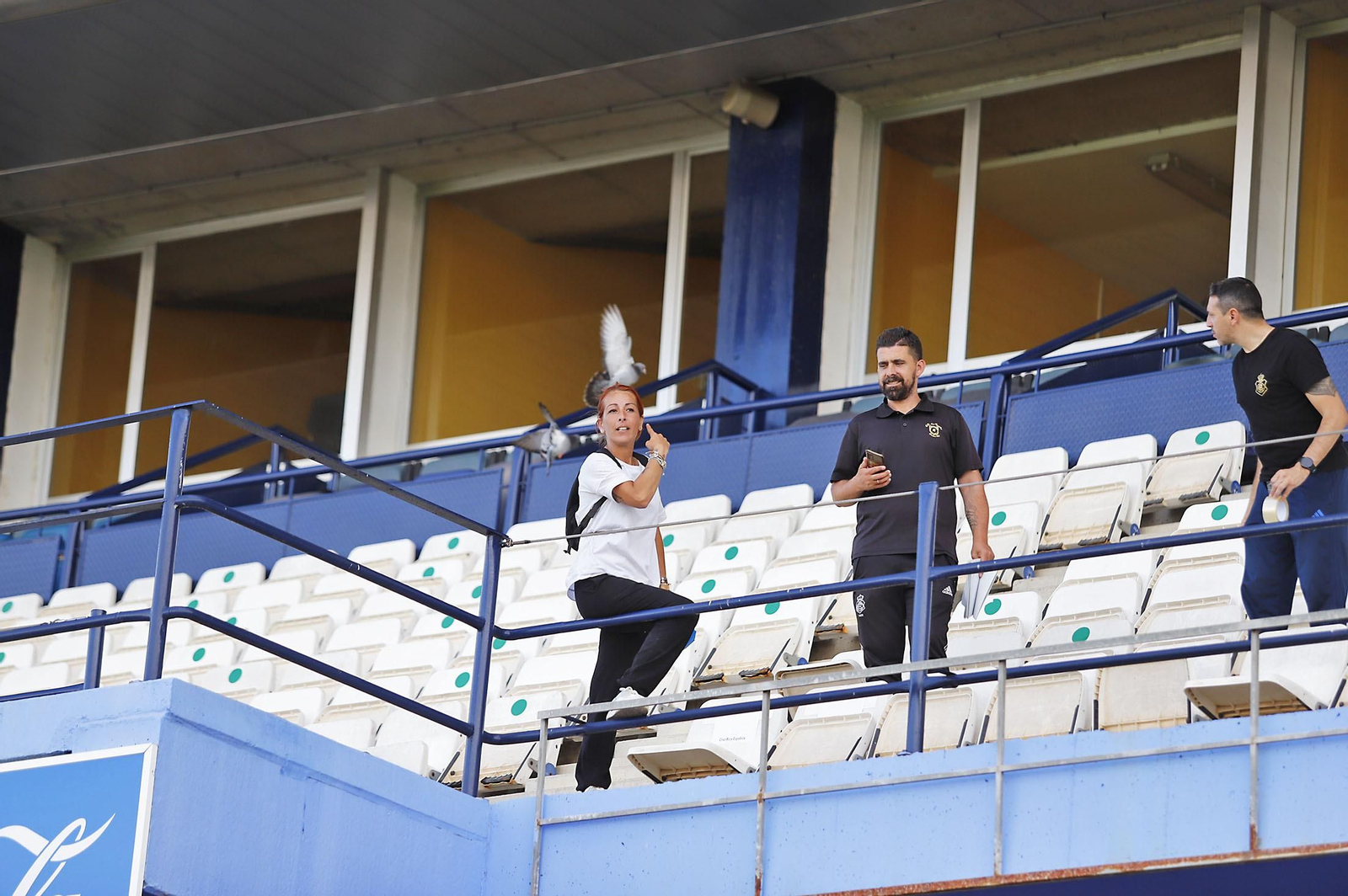 Los aficionados preparan el mosaico del partido del ascenso Recreativo de Huelva-Cacereño