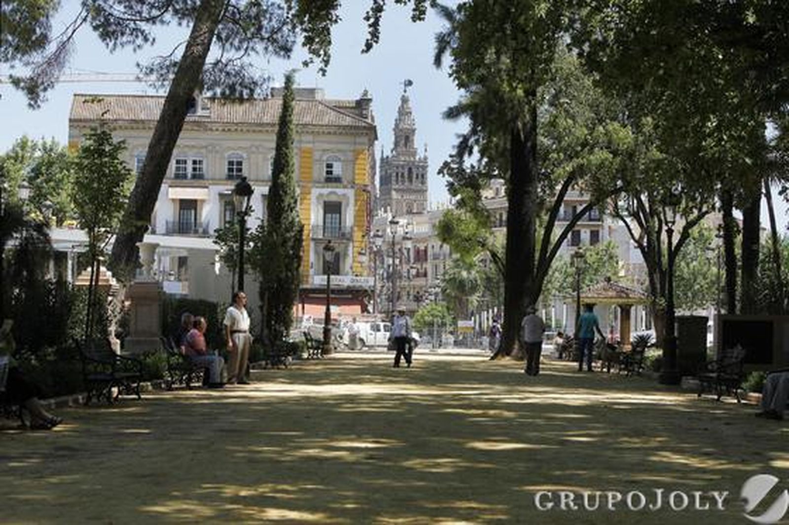 Paseo central hacía el río. Desde el paseo central de los jardines se ve la Giralda y el río al otro.

Foto: José Ángel García