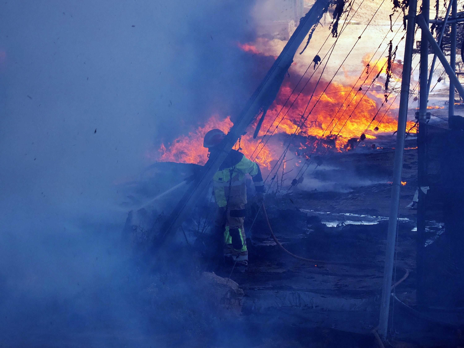 Las imágenes del aparatoso fuego que ha arrasado un vivero en Cartaya