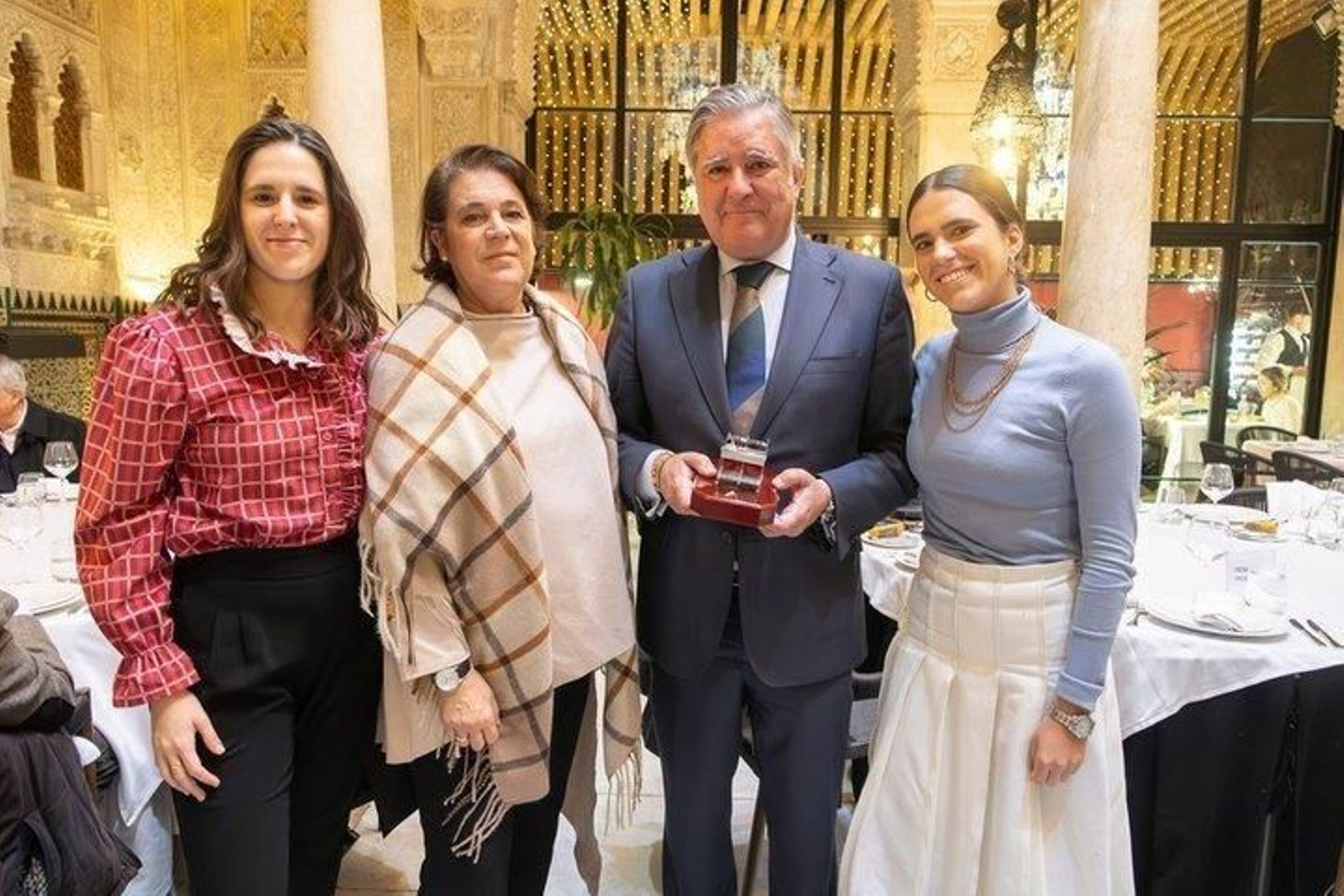 El homenajeado con sus mujer Marta Dodero y sus hijas Elena y Marta Estrella Dodero.