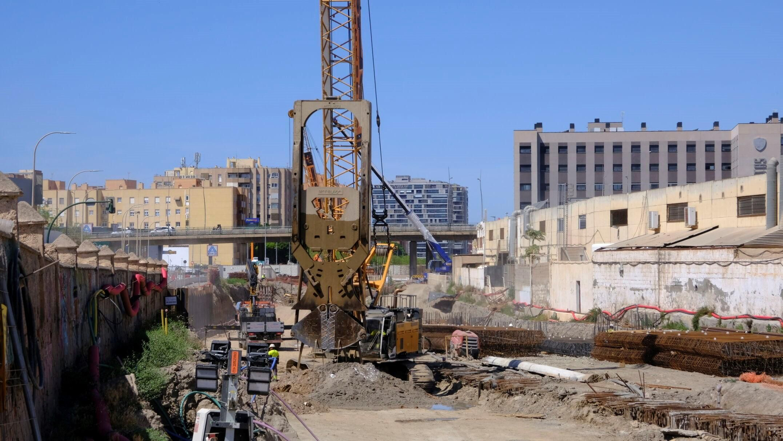 Obras del soterramiento próximas al puente de la avenida del Mediterráneo