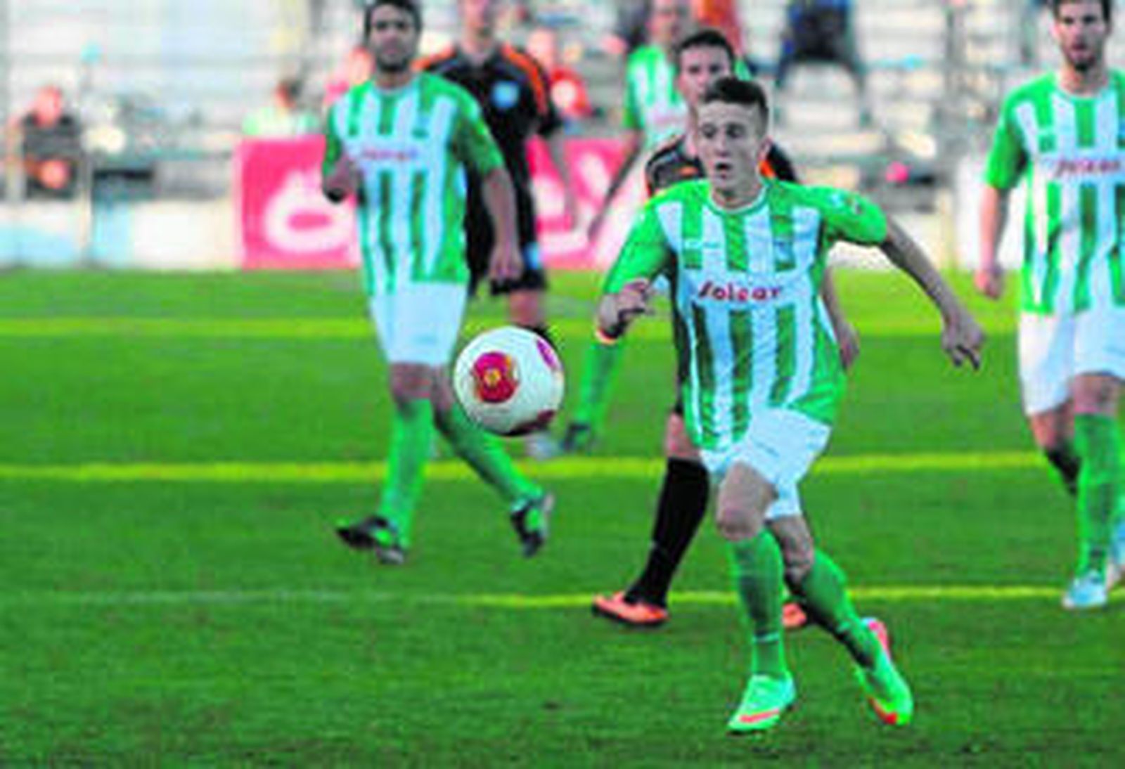 Salvi persigue el balón en un partido durante su etapa como jugador del Atlético Sanluqueño.