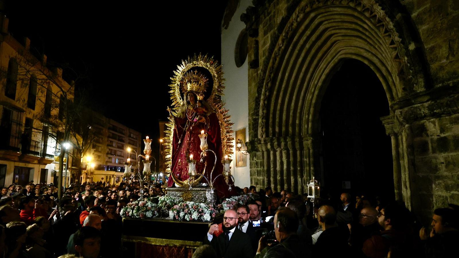 La Virgen del Rosario tras salir de la parroquia de San Julián.