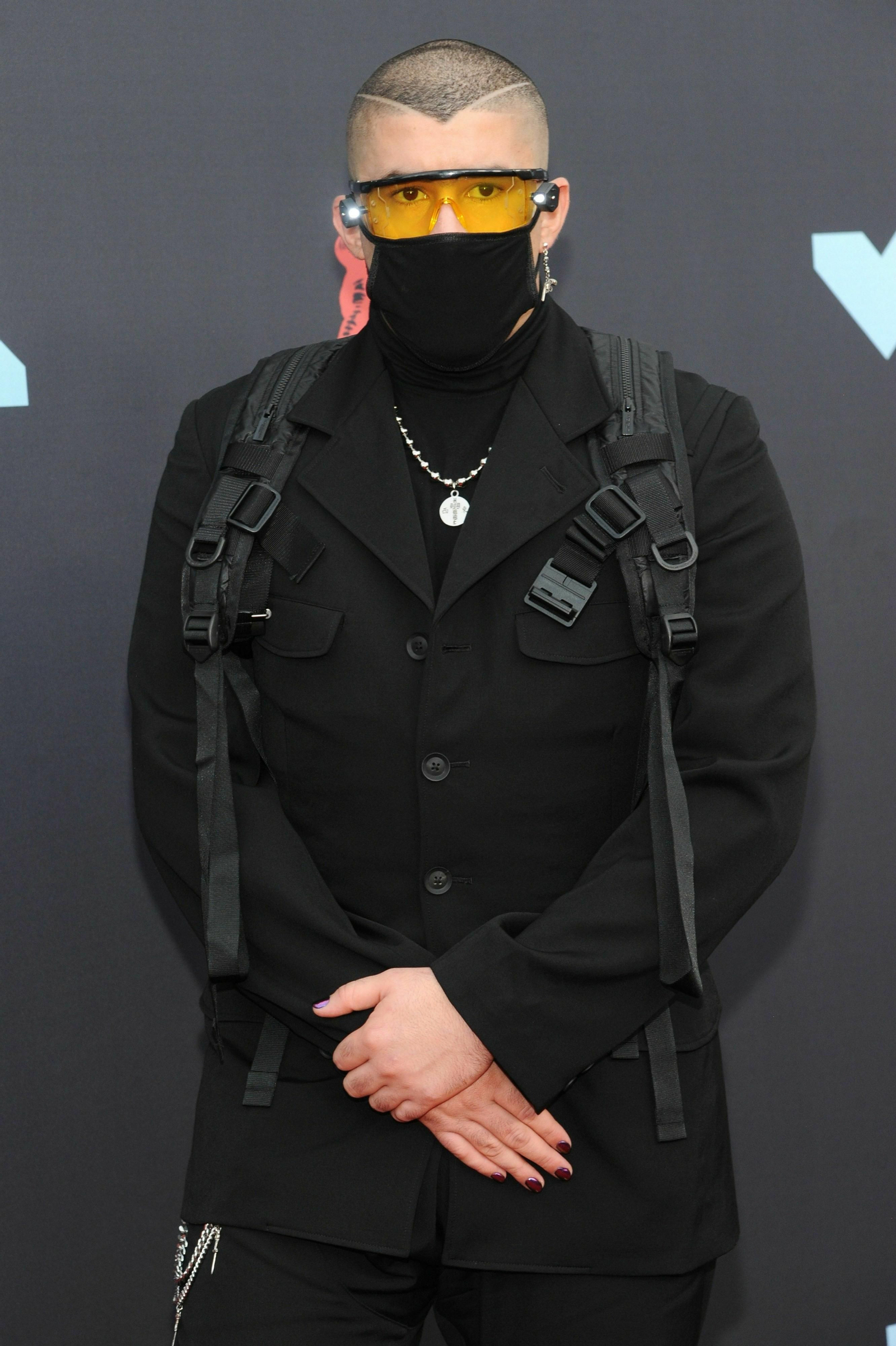 El trapero Bad Bunny, con incompensible atuendo en la alfombra roja.