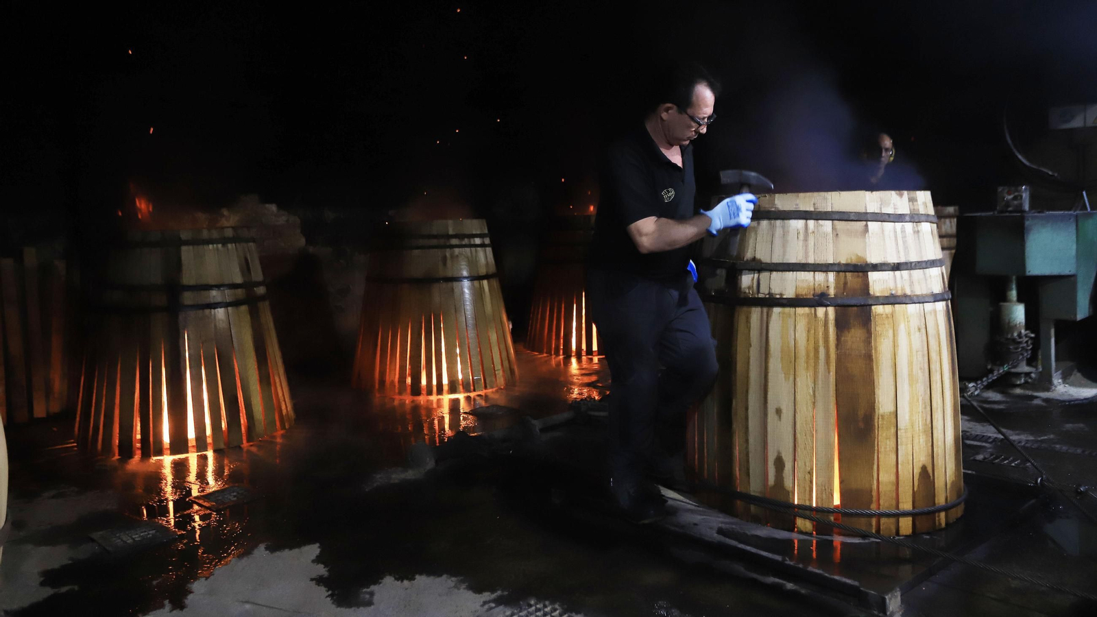 Montaje de botas para su envinado como 'Sherry Cask' en una tonelería del Marco de Jerez.