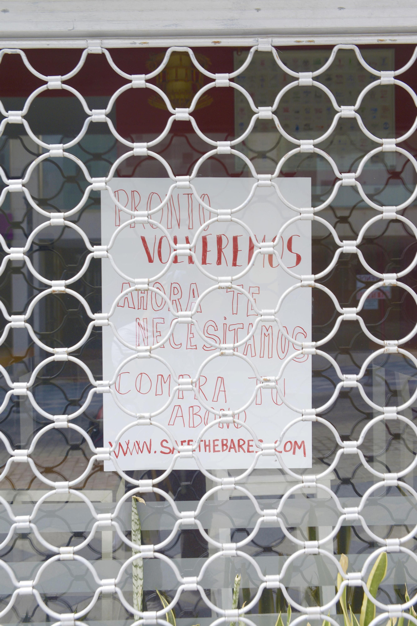 Un cartel anima a los clientes a volver cuando puedan estar abiertos al público.