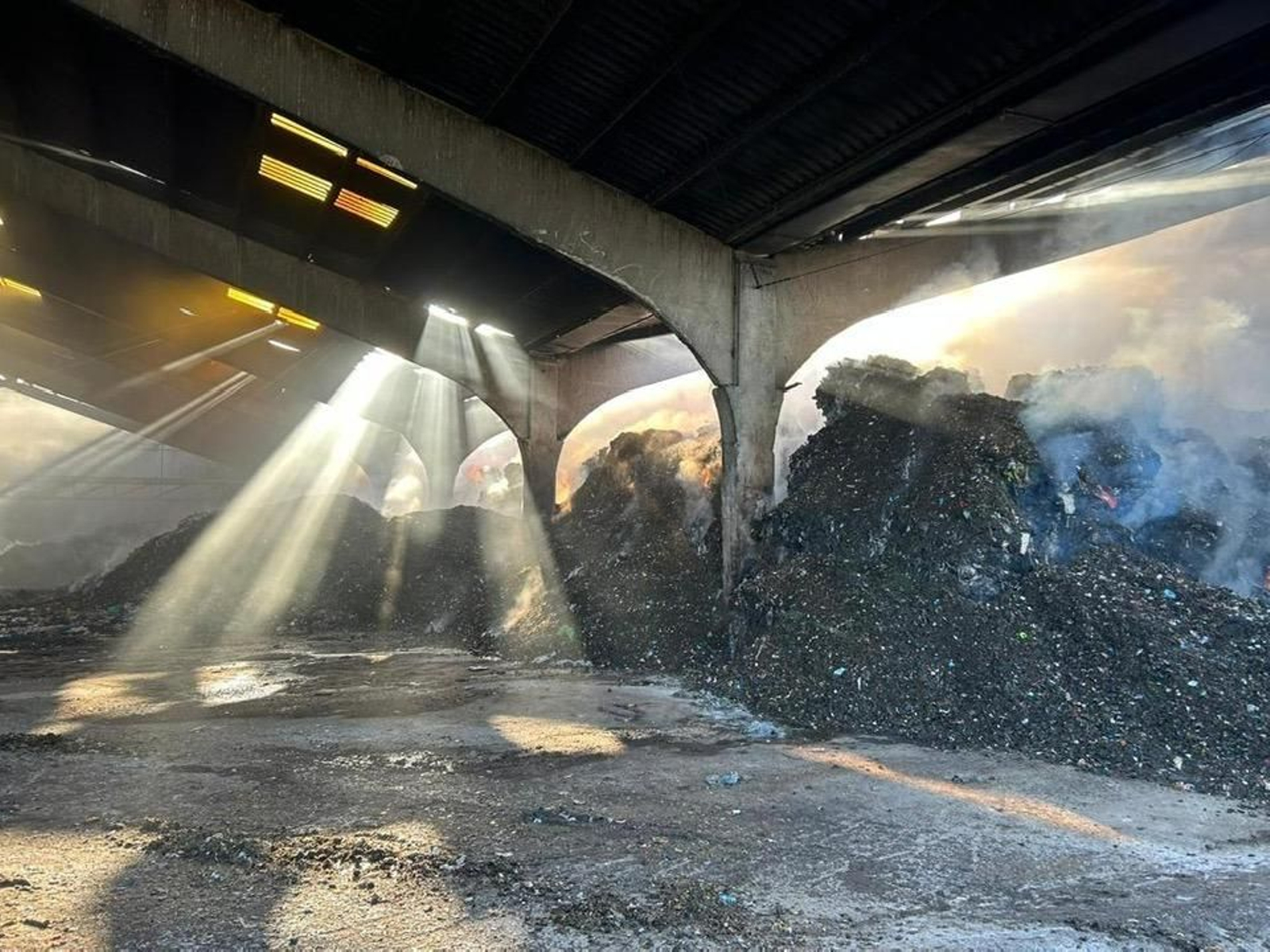 Incendio de residuos en el basurero Sur de Europa en Los Barrios