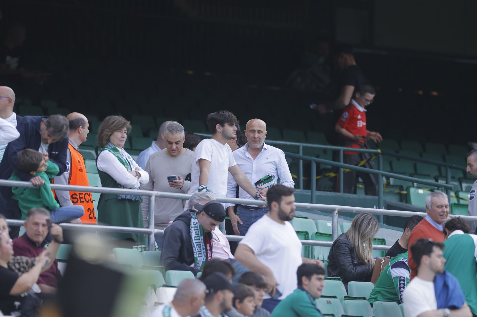 Búscate en las fotos del Betis-Manchester