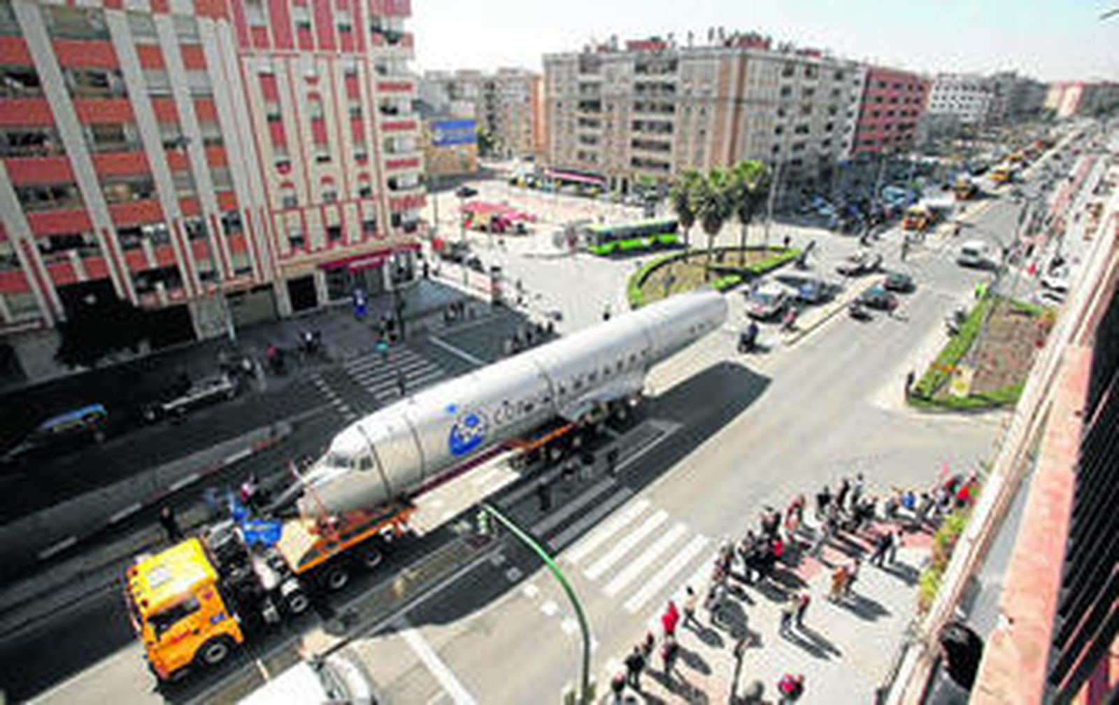 La cabina y el fuselaje del avión, ayer a su paso por la avenida del Aeropuerto.