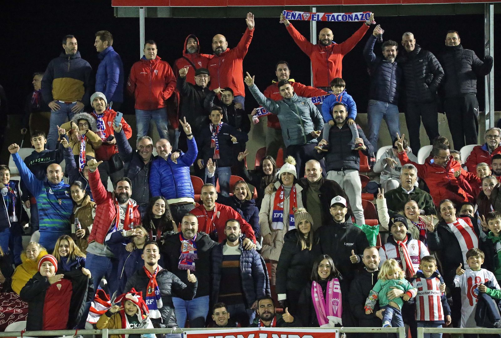 Fotos de la afición en el Nuevo Mirador