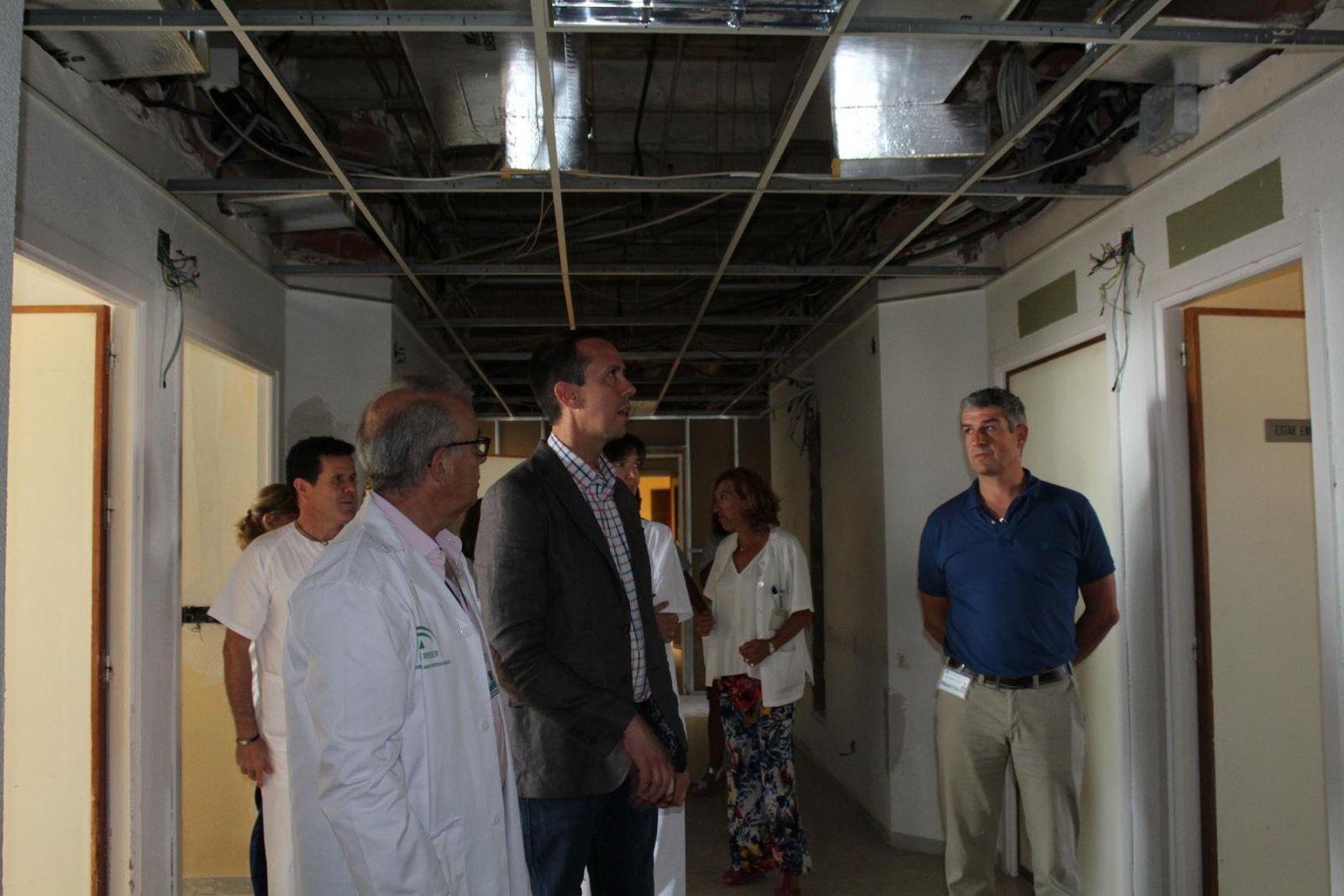 El delegado de Salud junto al gerente de Torrecárdenas durante la visita a las obras de la quinta planta del hospital de la capital.