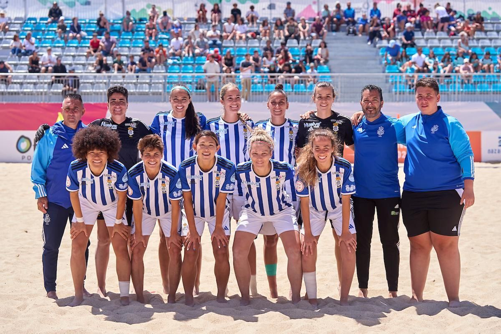 Equipo femenino del Recre de fútbol playa.