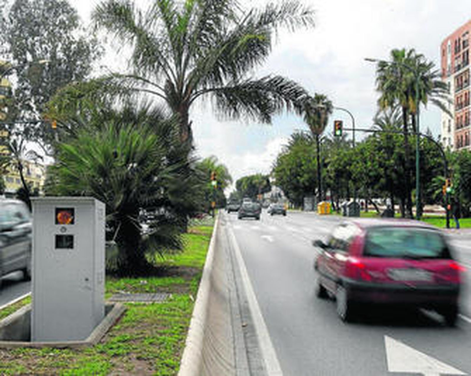 Un vehículo circula por la Avenida de Andalucía a la altura de un radar.