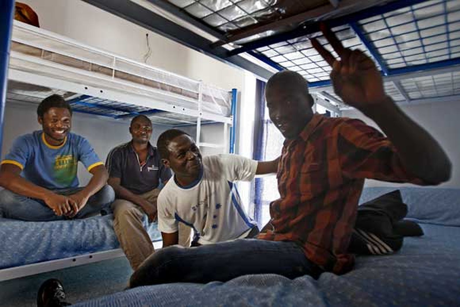 España fletó 148 vuelos de repatriación en 2013 para deportar a 3.111 inmigrantes