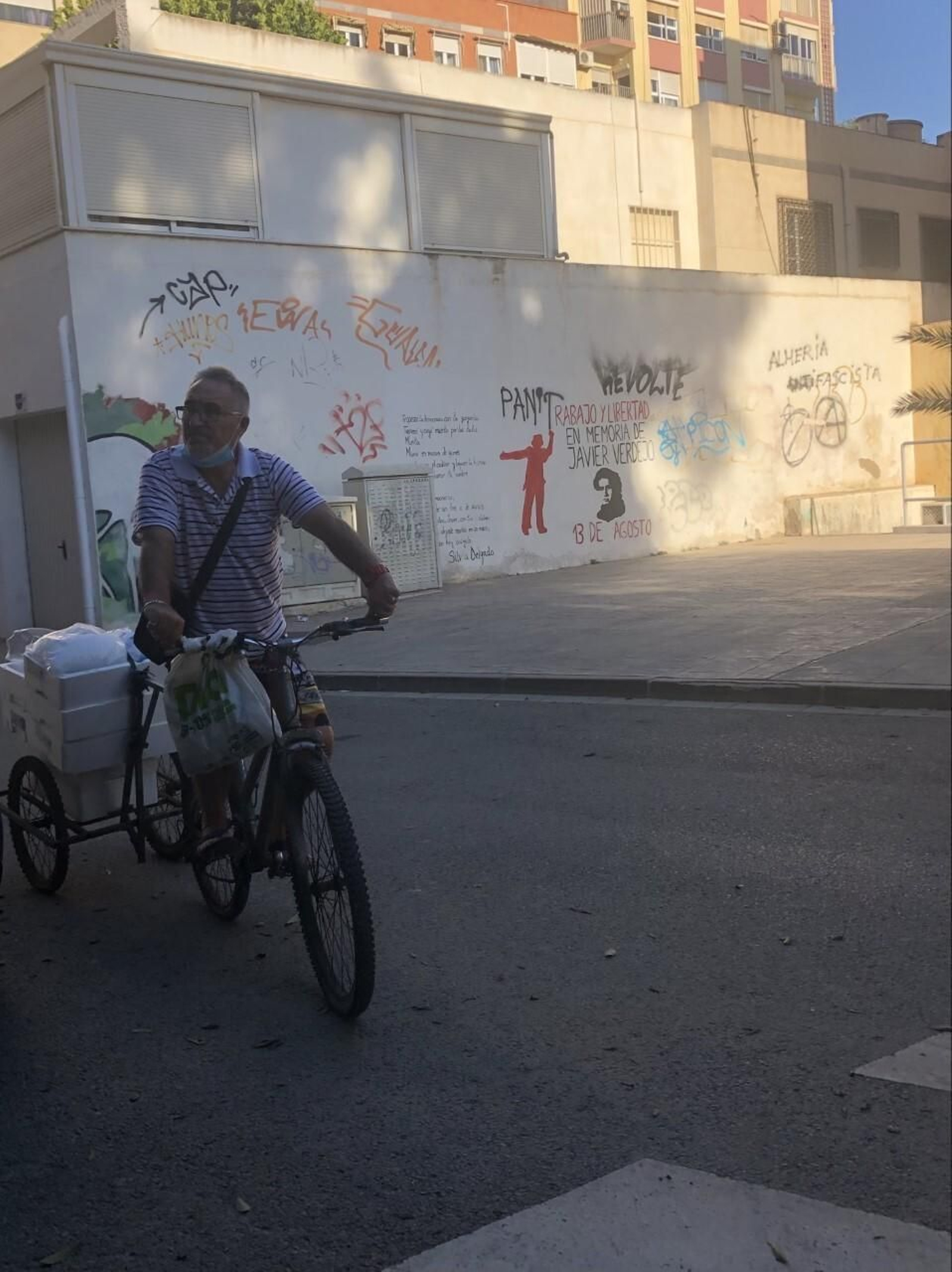 Paisano en triciclo por la calle