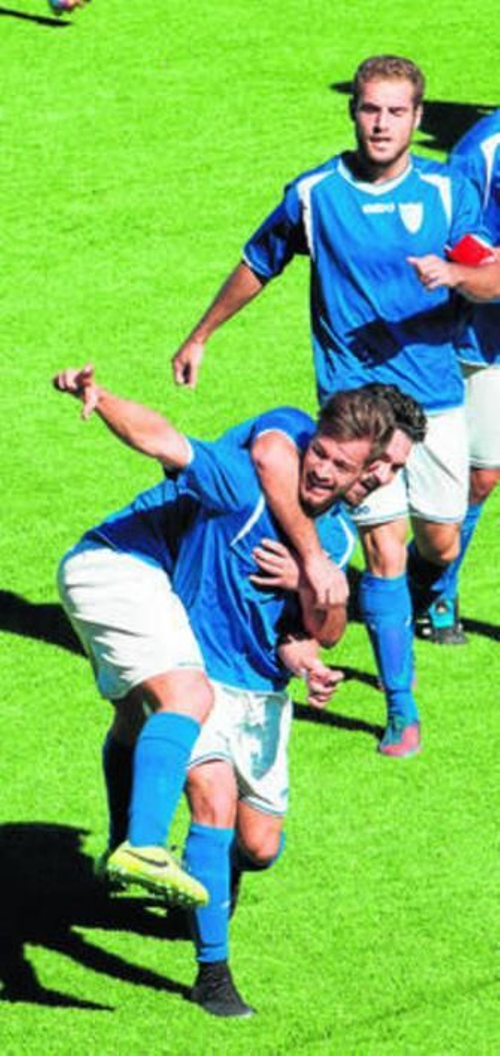 Los jugadores del Lucena celebran uno de sus goles al San Roque.