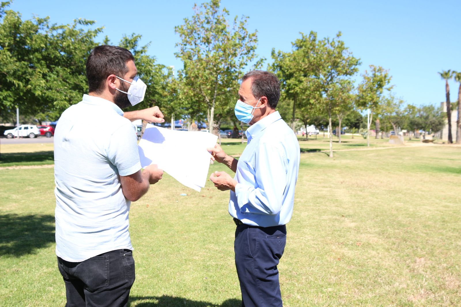 El alcalde y el delegado municipal de Medio Ambiente, durante la visita realizada en la mañana de hoy lunes a la zona donde se ubicará el parque.