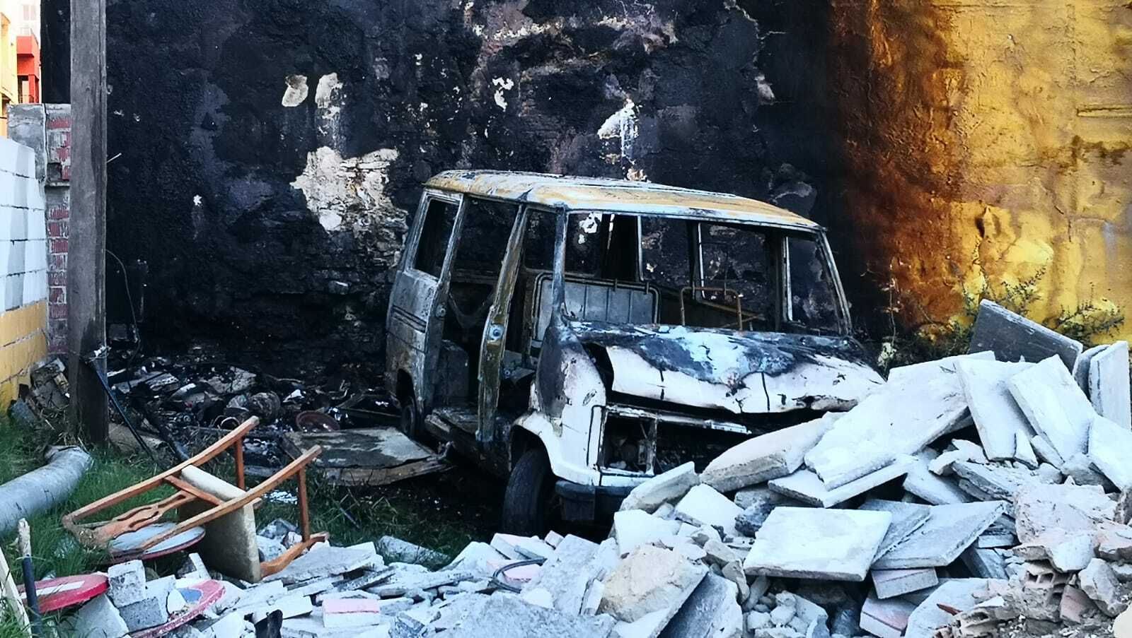 La furgoneta quemada.