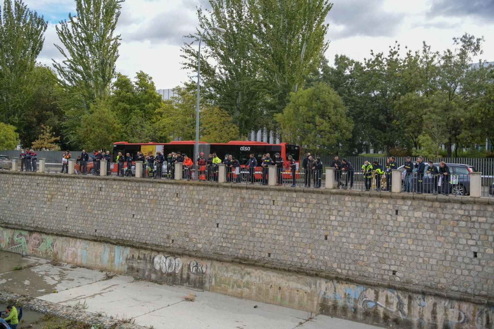 Fotos: Las mejores imágenes del simulacro de rescate de un coche accidentado en el río Genil de Granada