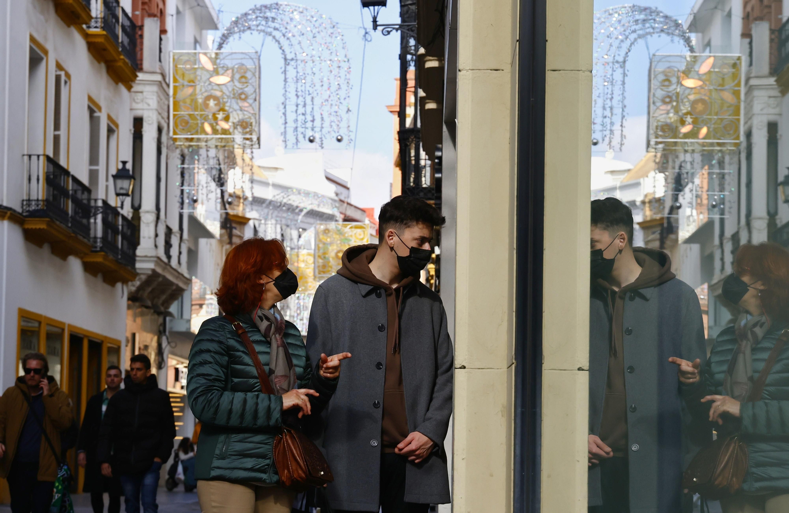 Viandantes por las calles del centro, donde lucen ya las luces típicas de las fiestas navideñas.