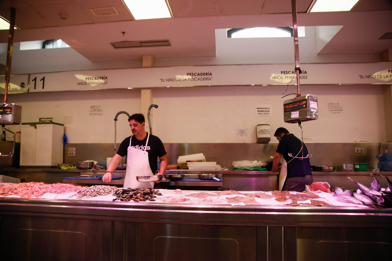 Poca actividad en el puesto del 'Niño de la pescadería'.