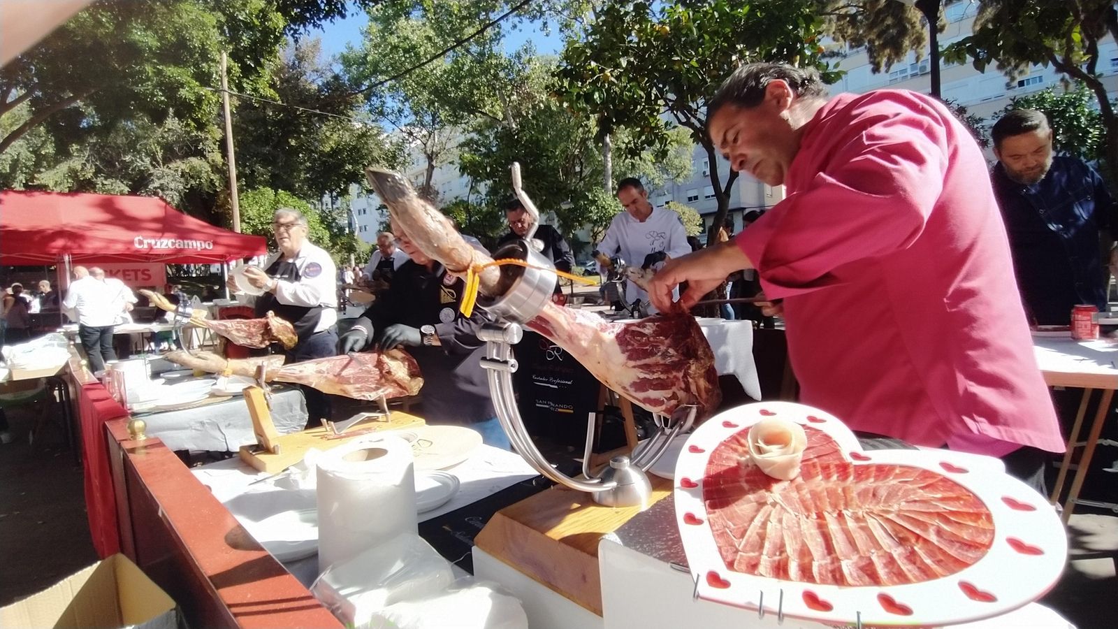 Cortadores de jamón en la Feria Solidaria a favor de la campaña 'Ningún niño sin juguetes' en San Fernando.