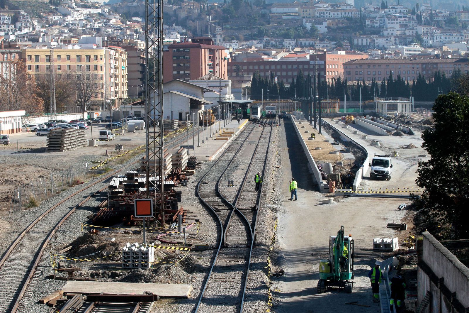Panorámica de la estación de Renfe de Granada capital durante la sucesión de los trabajos que devolverán a la terminal una nueva imagen.
