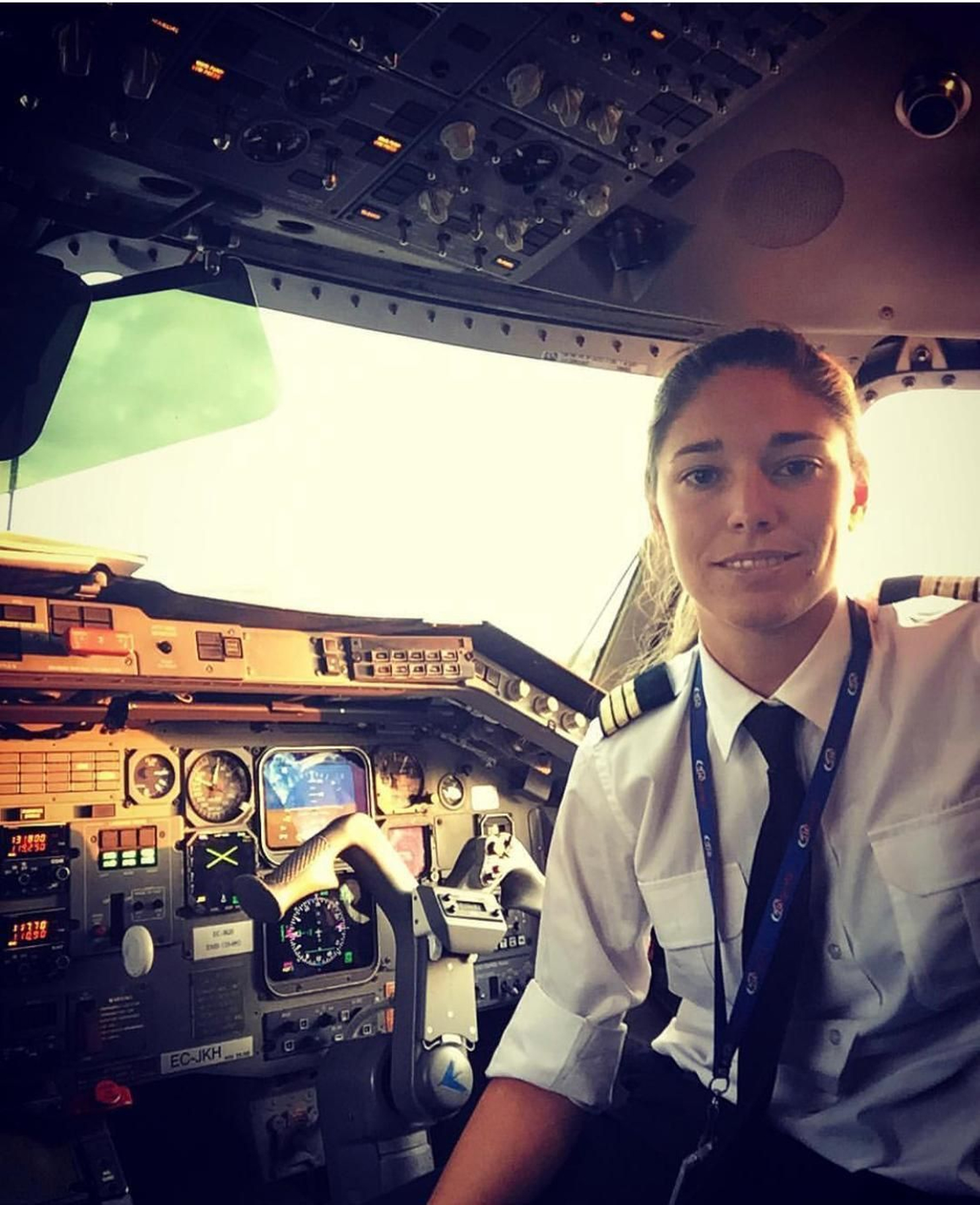 Irene Moreno Muradas, en la cabina de un avión  instantes antes de comenzar un vuelo.