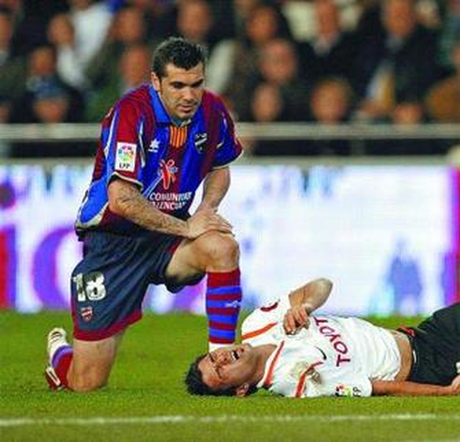 David Villa se queja de una entrada del defensa Serrano.