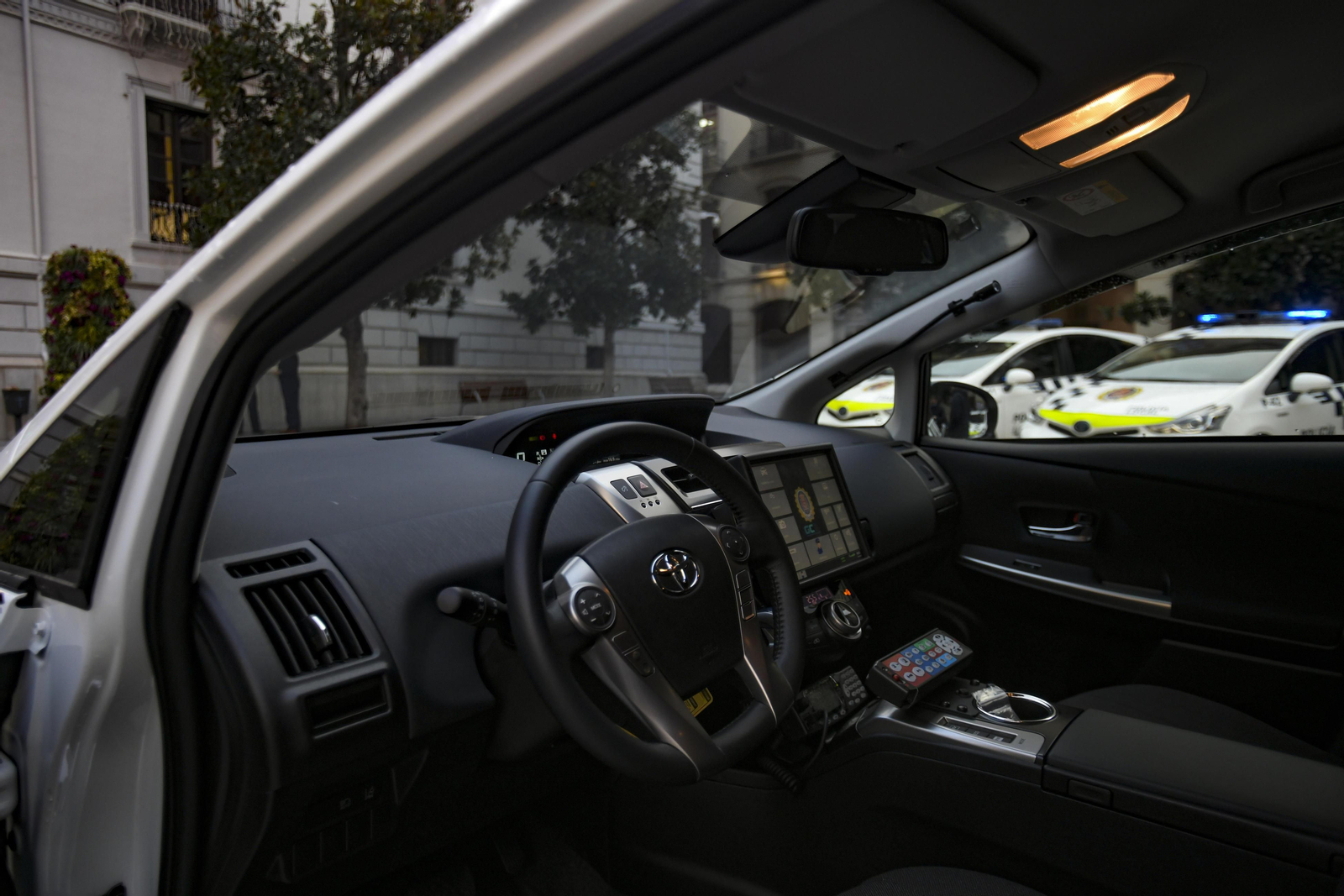 Fotos: los nuevos coches de la Policía Local de Granada, con desfibrilador