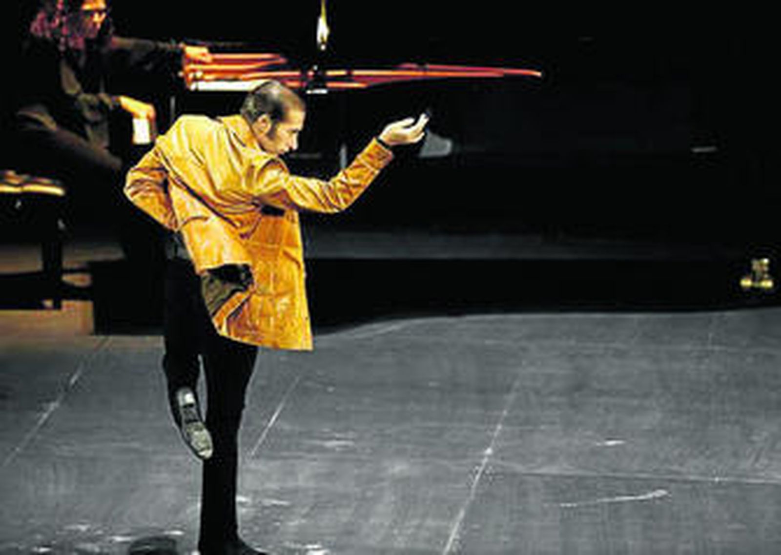 Galván se mueve entre el cante de Inés Bacán y el jazz al piano de Courvoisier.