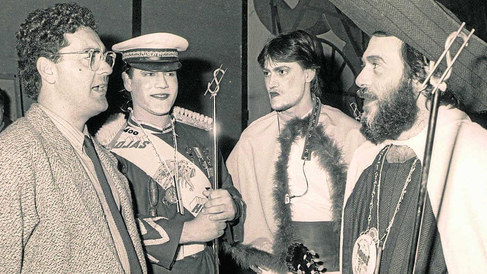 Conversando en 1986 con integrantes de ‘Los tontos de capirote’. Conversando en 1986 con integrantes de ‘Los tontos de capirote’.
