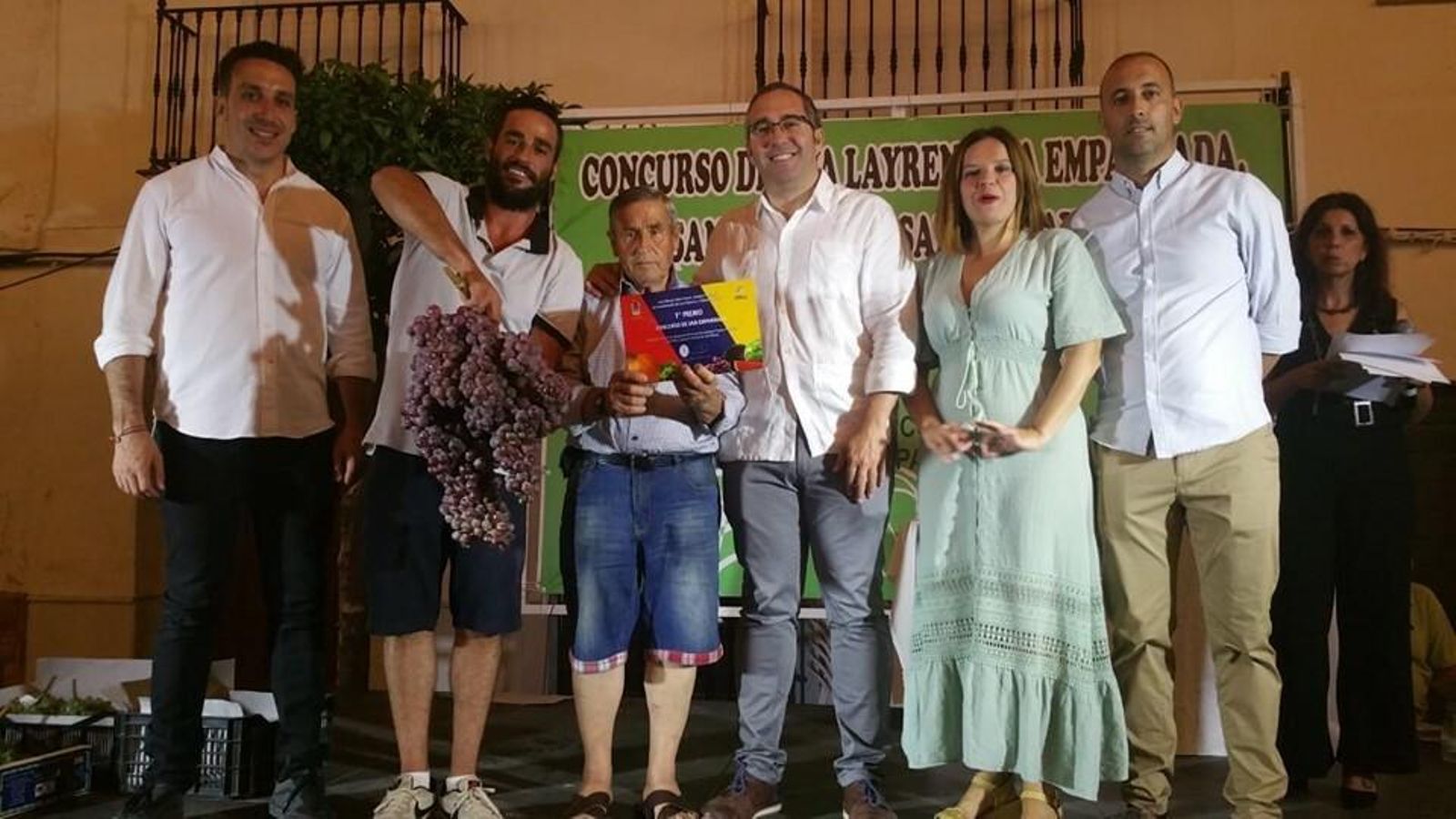El agricultor Sebastián Gómez Falcón en la entrega del reconocimiento como ganador del concurso.
