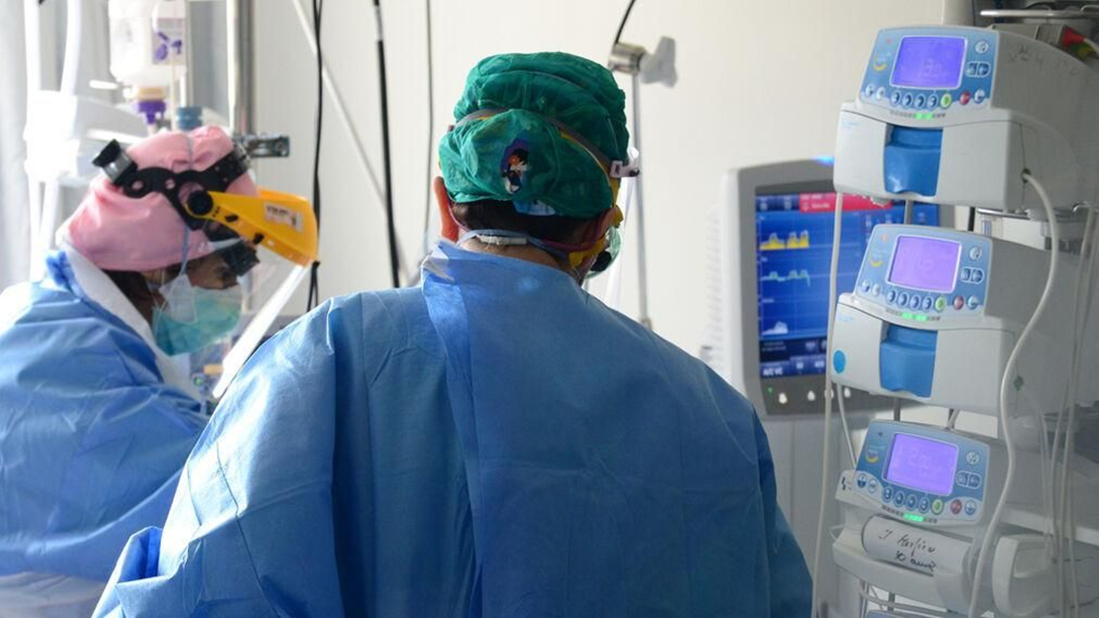 Sanitarias en una UCI del Reina Sofía.