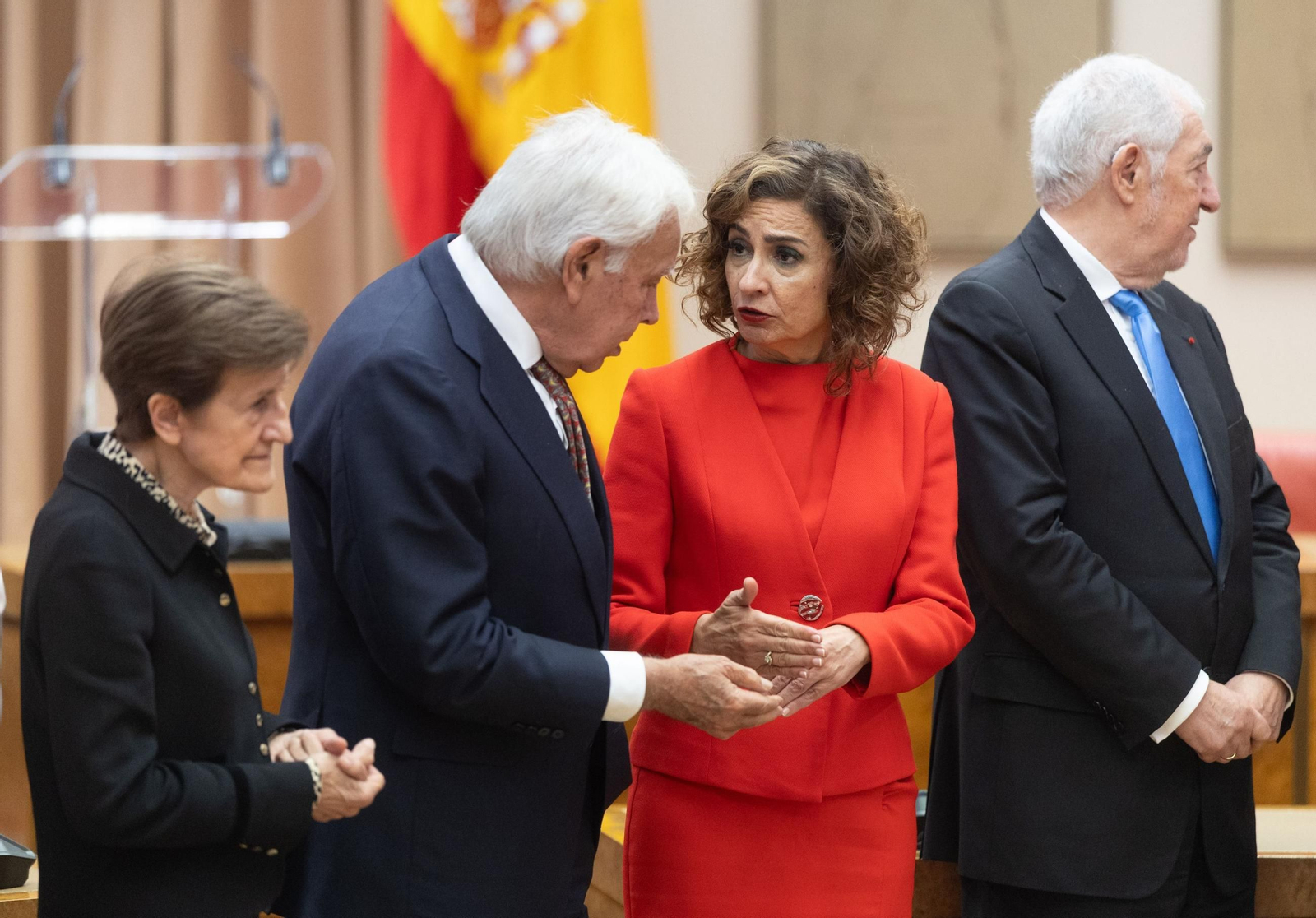 María Jesús Montero conversa con Felipe González, este viernes en el Congreso durante la conmemoración del 50º aniversario de la monarquía.